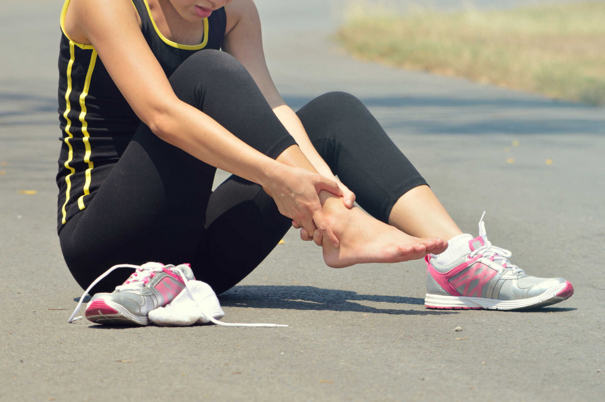 Chấn thương khi chơi thể thao cũng có thể gây đau nhức, tê bì vùng mông đến bắp chân